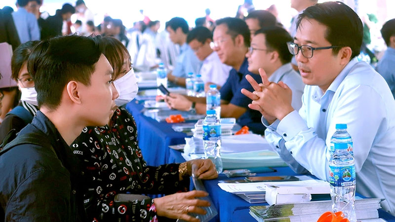 Ra trường đi làm, nhiều sinh viên ‘mù mờ’ luật lao động