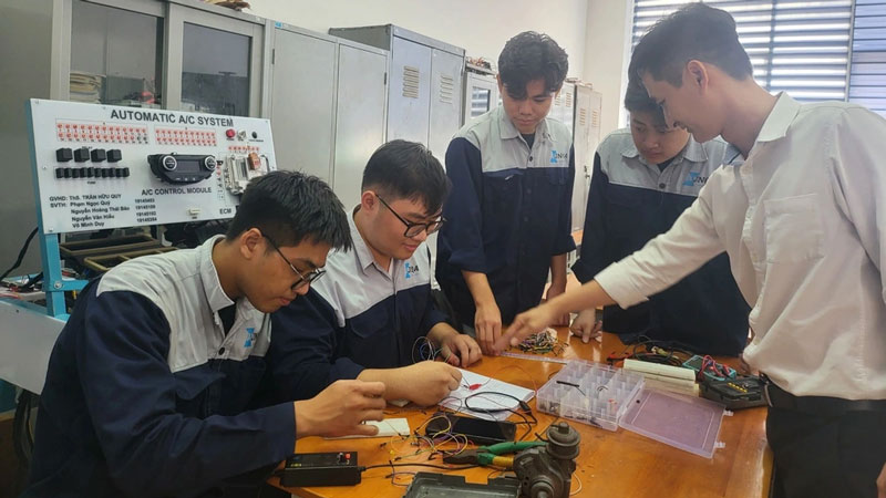 Đề xuất hỗ trợ 3,6 triệu/tháng cho sinh viên hàng chục ngành hot