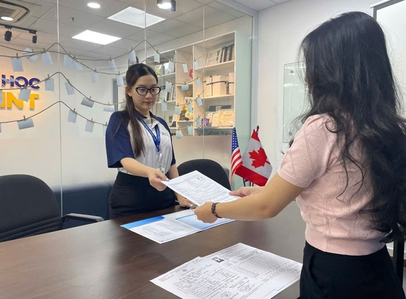 Nhiều du học sinh Việt đăng ký được lịch phỏng vấn visa Mỹ, suất trống hết nhanh