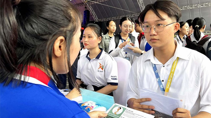 Thị trường tuyển dụng tăng, dù còn bất ổn