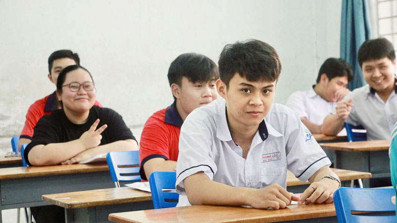 Đề toán, tiếng Anh khó, thí sinh lo thiệt thòi khi xét tuyển đại học