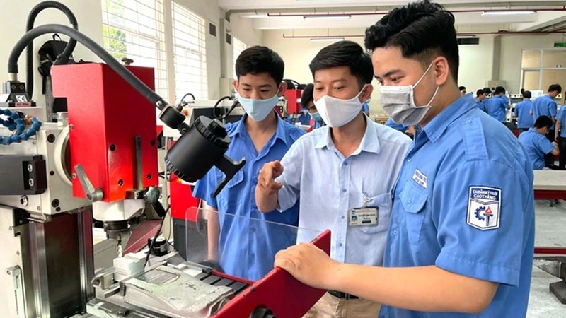 Trường ĐH nào được đào tạo cả CĐ và trung cấp?