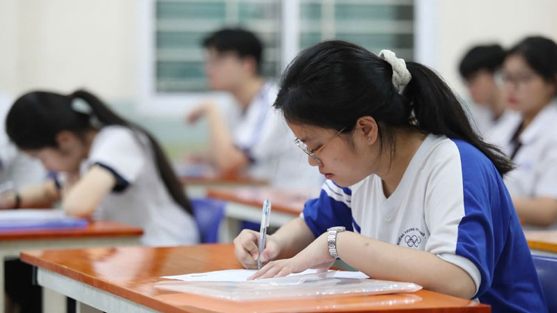 Chấm thi tốt nghiệp THPT 2025: Nhiều bài làm môn văn có điểm 6 - 6,5