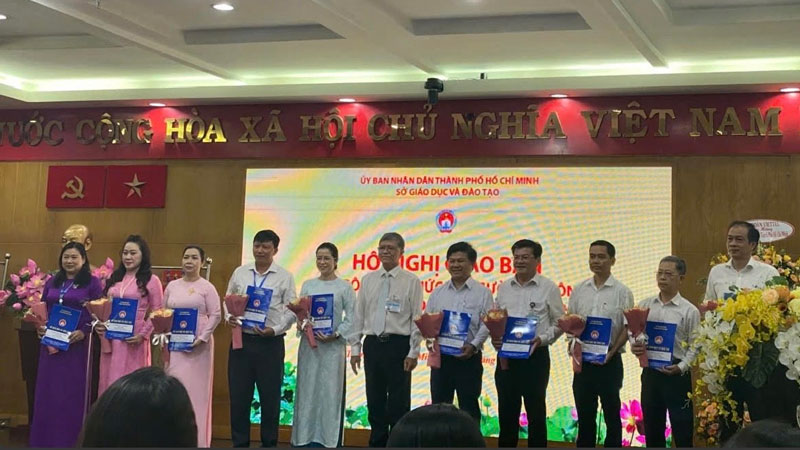 Sở GD-ĐT TP HCM công bố nhiều quyết định về cán bộ sau hợp nhất