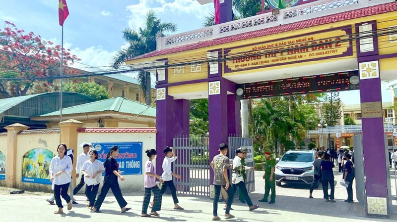 Khi điểm chuẩn vào lớp 10 chạm đáy