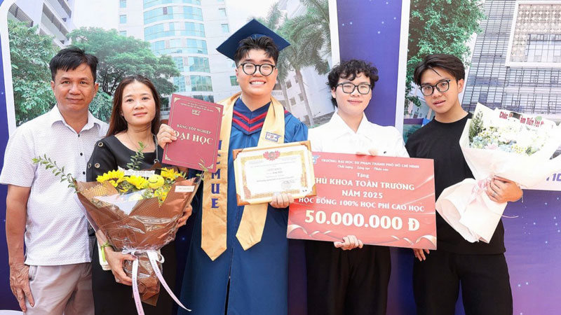 Hành trình vấp váp của thủ khoa Sư phạm với điểm gần tuyệt đối