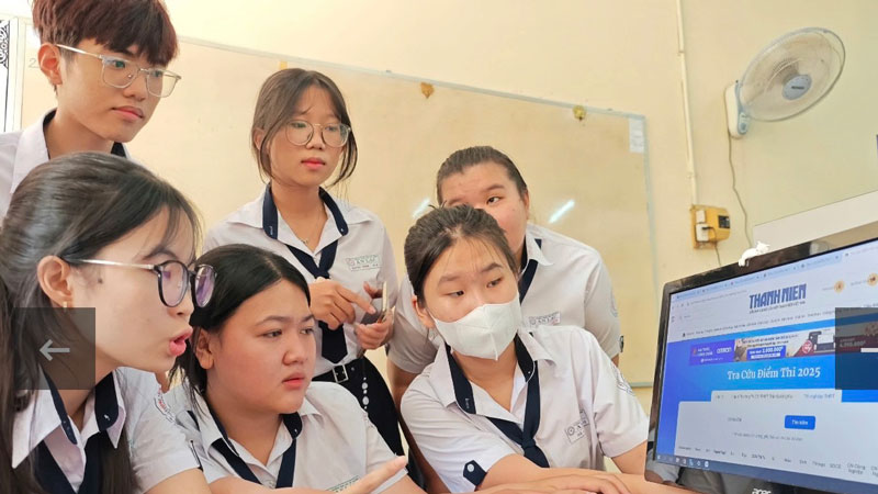 Phổ điểm thi tốt nghiệp THPT 2025: Điểm trung bình, trung vị, độ lệch chuẩn là gì?