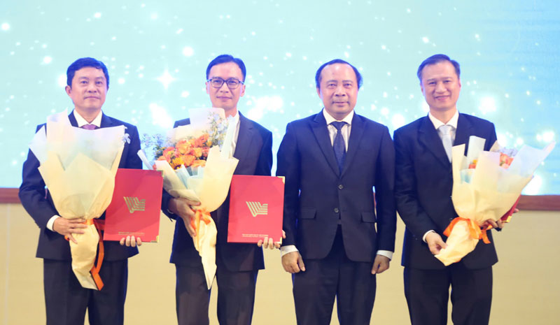 Trao quyết định bổ nhiệm Hiệu trưởng, Phó hiệu trưởng Trường ĐH Khoa học Sức khỏe