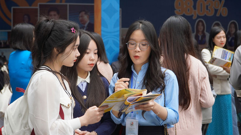 Chiêu sinh bằng chính sách học bổng: Nói đi đôi với làm