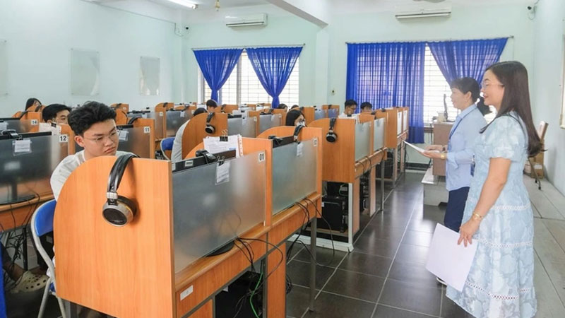 Hai trường đại học cung cấp công cụ quy đổi nhanh điểm V-SAT sang điểm thi tốt nghiệp THPT
