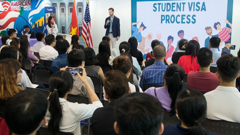 Mỹ sắp dừng cho du học sinh gia hạn visa qua bưu điện, tác động rất lớn