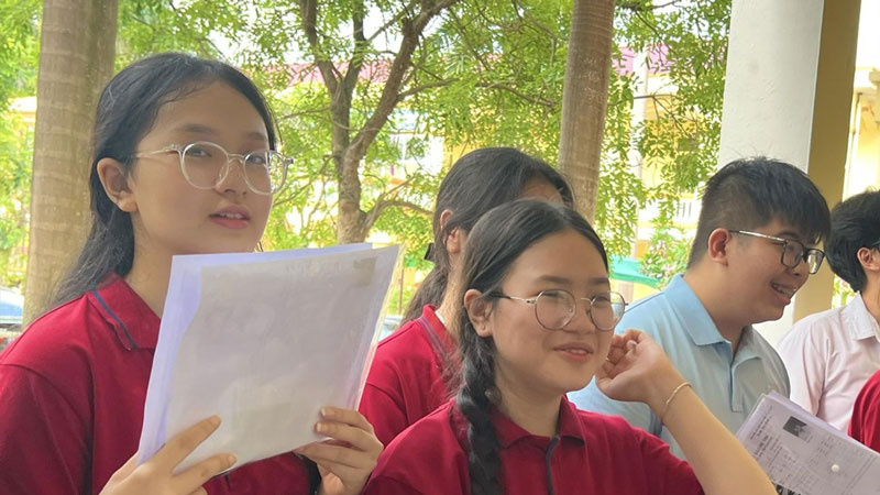Kỳ thi hai trong một, đẩy gánh nặng lên vai học sinh?