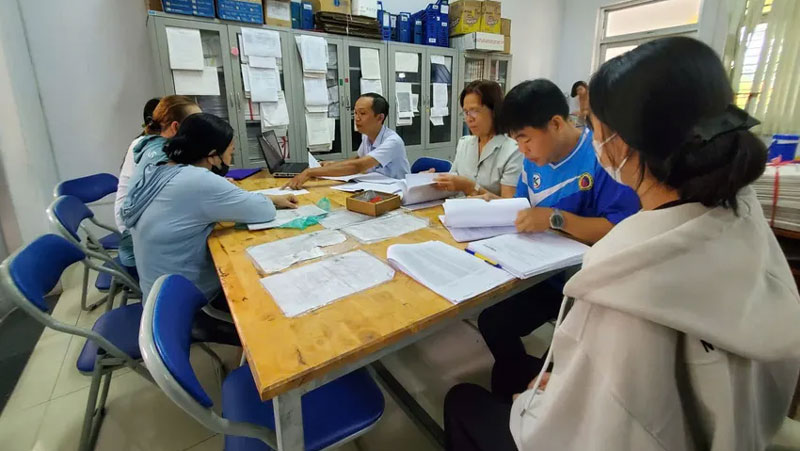 Tuyển bổ sung vào lớp 10: Chỗ vắng vẻ, nơi xếp hàng chờ vé vớt