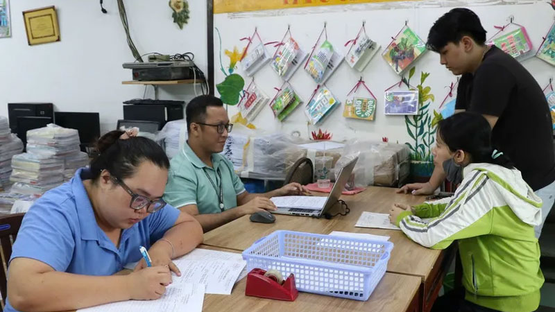 Tuyển bổ sung vào lớp 10: Chỗ vắng vẻ, nơi xếp hàng chờ vé vớt