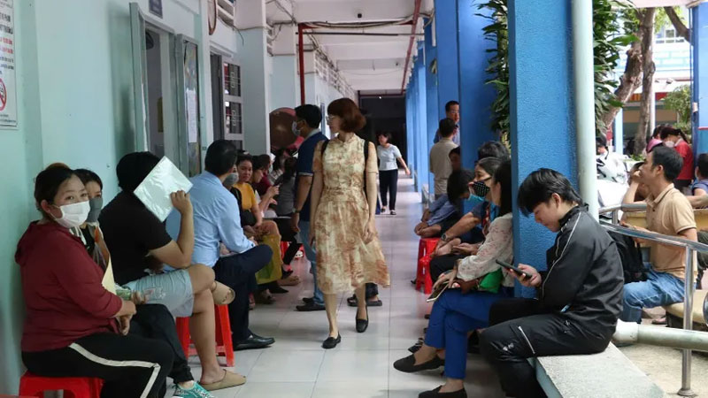 Tuyển bổ sung vào lớp 10: Chỗ vắng vẻ, nơi xếp hàng chờ vé vớt