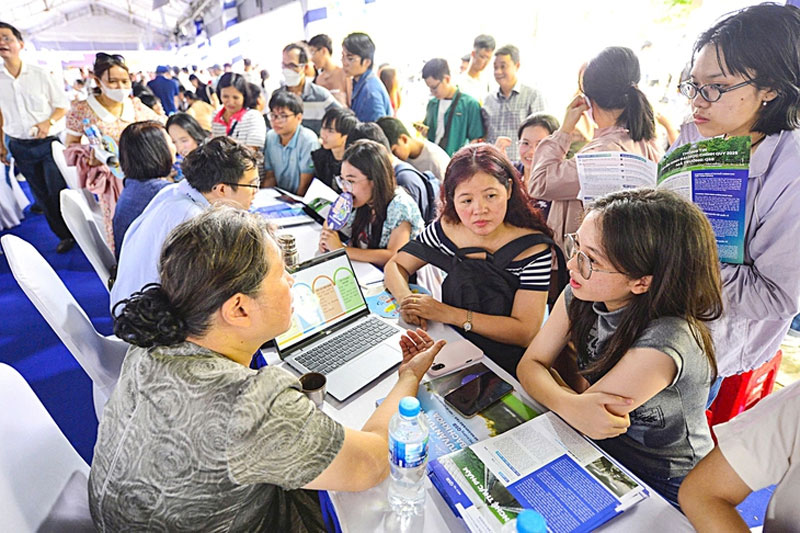 Tuyển dụng nhiều nhưng thất nghiệp tăng: Do chọn nghề theo mốt, ngành giàu mới học?