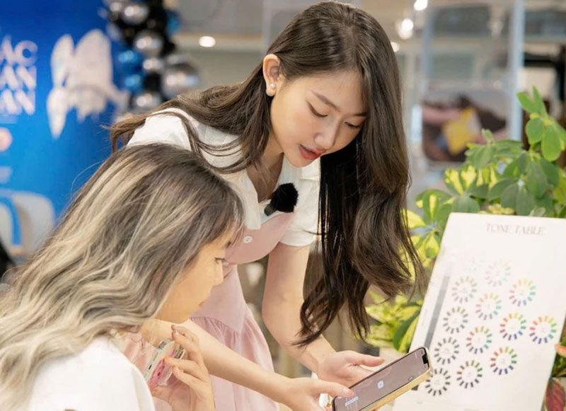 Khởi nghiệp đầu tay với nghề bói màu, vừa mở đăng ký đã kín lịch