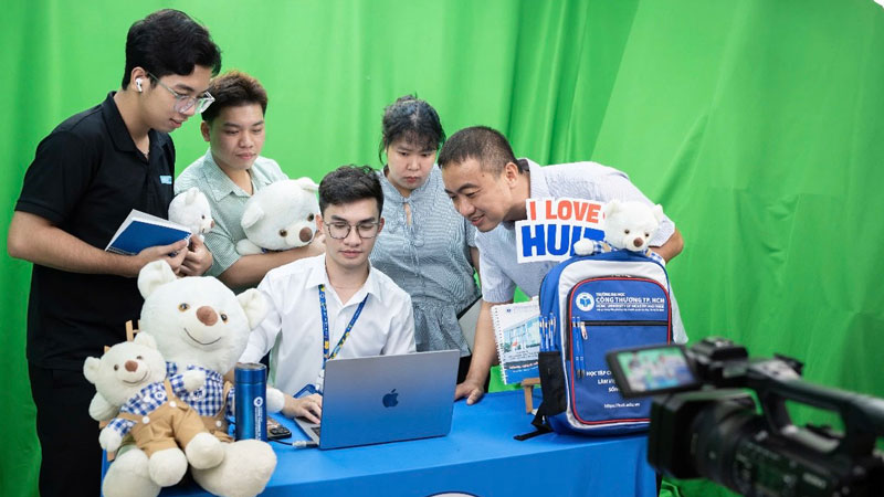 Nhiều trường ĐH- CĐ đầu tư khủng cho phiên livestream công bố điểm chuẩn 2025