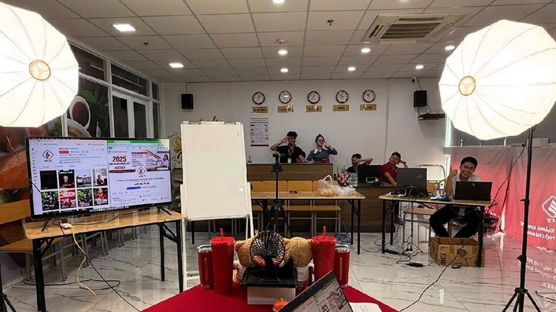 Nhiều trường ĐH- CĐ đầu tư khủng cho phiên livestream công bố điểm chuẩn 2025