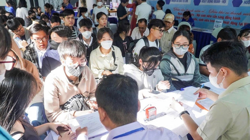 Điểm chuẩn nhiều ngành cao chót vót, vì sao?