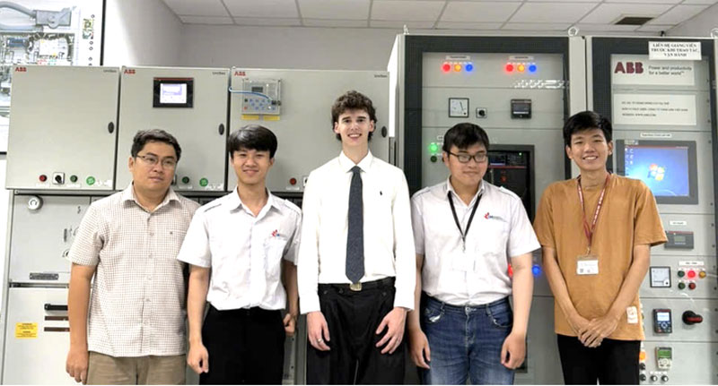 Sinh viên Pháp đến TP.HCM thực tập nhờ... tra Google