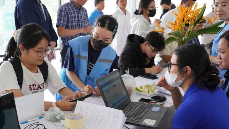 Tân sinh viên ‘chen chân’ tìm chỗ ở ký túc xá, săn lùng nhà trọ ở TP.HCM