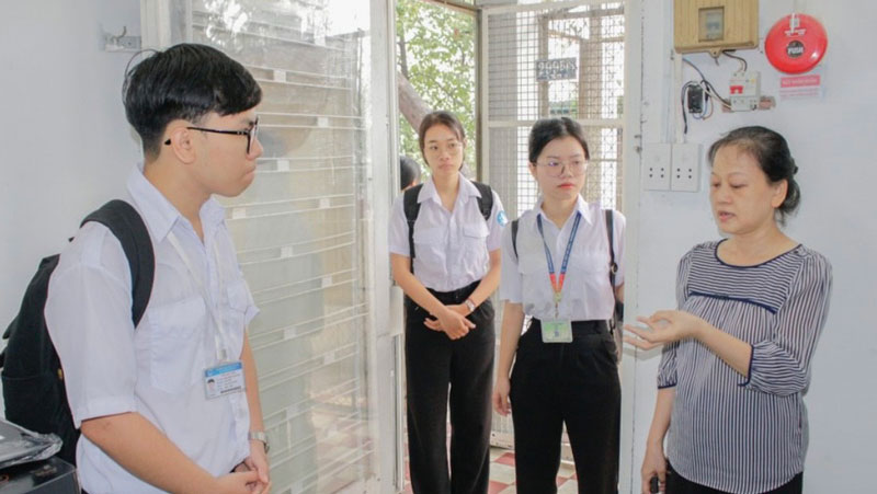 Tân sinh viên ‘chen chân’ tìm chỗ ở ký túc xá, săn lùng nhà trọ ở TP.HCM