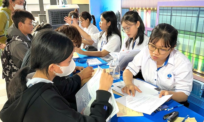 Thí sinh trúng tuyển ‘kẹt’ giữa 2 trường, không thể nhập học được