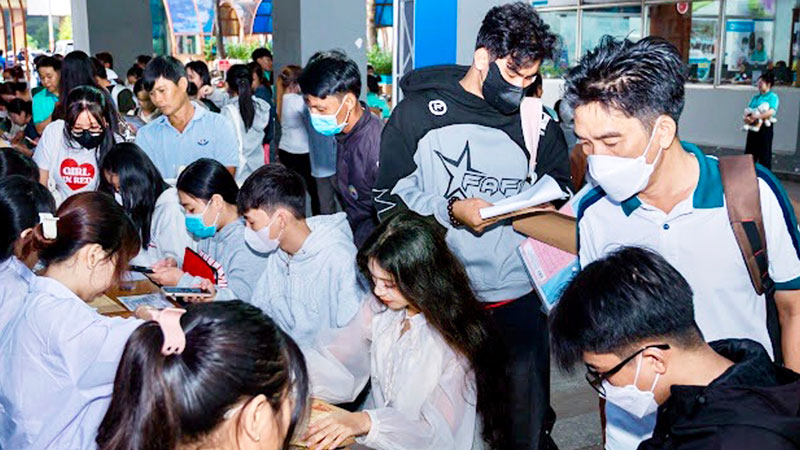 Tuyển sinh đại học 2025: Chỉ tiêu tuyển bổ sung nhiều, thí sinh chẳng còn bao nhiêu