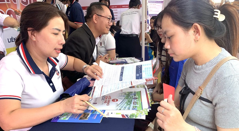 Tân sinh viên sốc với loạt khoản thu ngoài học phí, có cả khoản thu quét trùng lặp