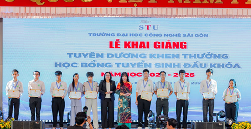 Trường ĐH Công nghệ Sài Gòn trao tặng nhiều học bổng cho sinh viên năm học mới