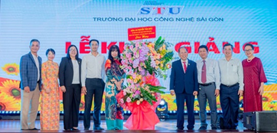 Trường ĐH Công nghệ Sài Gòn trao tặng nhiều học bổng cho sinh viên năm học mới