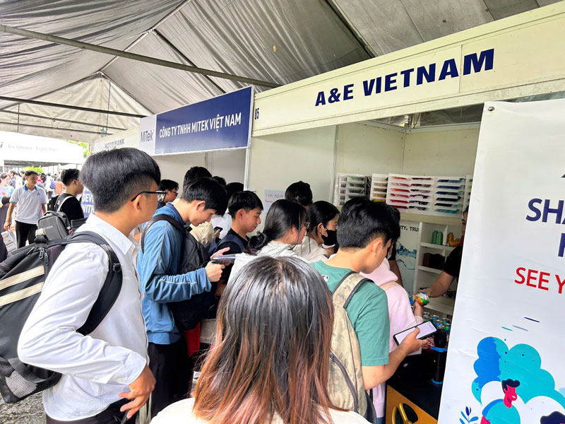 Nhiều việc làm lương từ 15 triệu đồng trở lên cho sinh viên mới ra trường