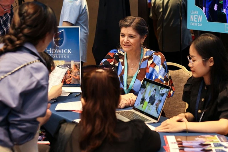 Một nước nói tiếng Anh tăng cường học bổng, rộng đường định cư cho người Việt