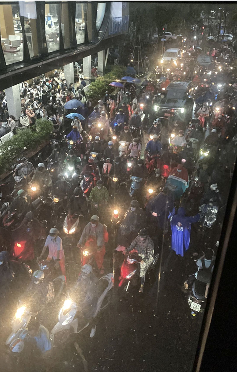 Trường muốn giờ học từ 6h30, kéo dài tiết học, SV tranh cãi ăn sáng và làm thêm kiểu gì?