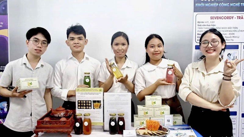 Sinh viên khởi nghiệp dùng AI để… bán trà, dạy lịch sử, ngăn lừa đảo online