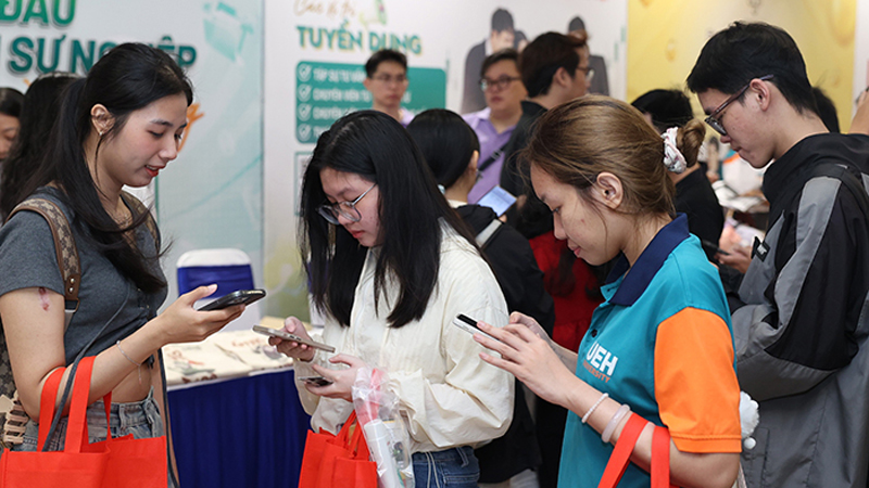 Hơn 3.000 việc làm cho sinh viên, người lao động trong ngày hội do ĐH Kinh tế TP.HCM tổ chức
