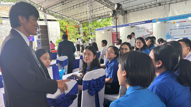 Học nghề luật phải biết hít không khí sống qua ngày?