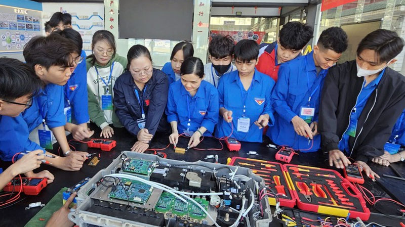 Sinh viên Việt Nam học xe năng lượng mới, UAV tại Trung Quốc