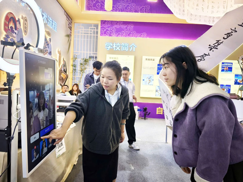 Nhiều công nghệ dạy nghề mới tại Trung Quốc: Phun sơn ảo, bảo trì máy bay ảo, kính trợ lý