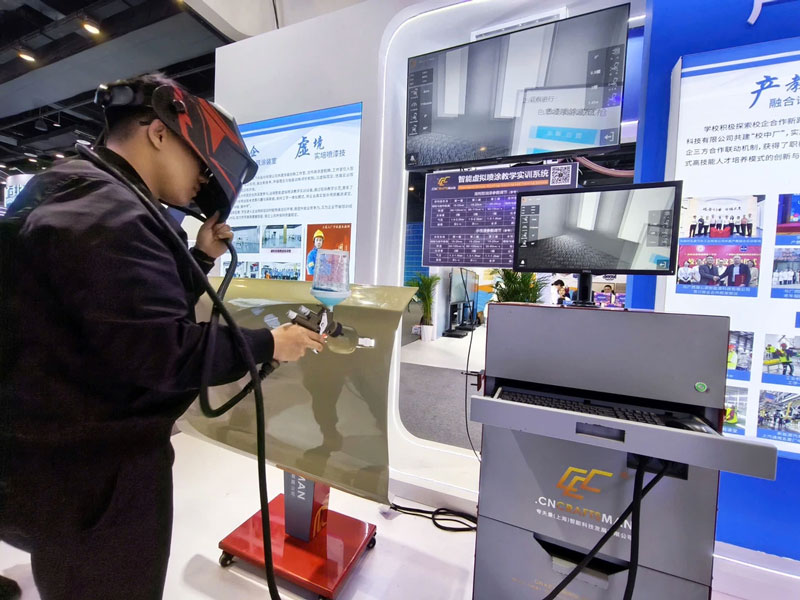 Nhiều công nghệ dạy nghề mới tại Trung Quốc: Phun sơn ảo, bảo trì máy bay ảo, kính trợ lý