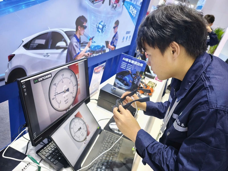 Nhiều công nghệ dạy nghề mới tại Trung Quốc: Phun sơn ảo, bảo trì máy bay ảo, kính trợ lý