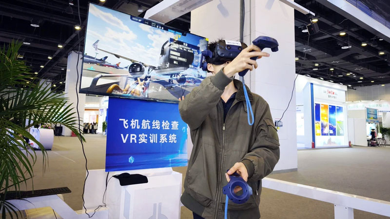 Nhiều công nghệ dạy nghề mới tại Trung Quốc: Phun sơn ảo, bảo trì máy bay ảo, kính trợ lý