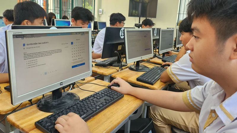 Học sinh TP.HCM làm quen thi trên máy tính, đón đầu kỳ thi đổi mới