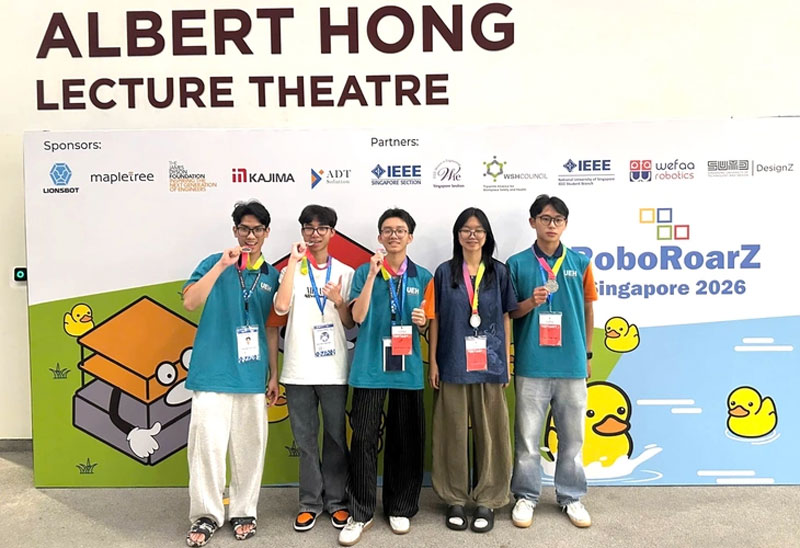 Sinh viên ĐH Kinh tế TP.HCM đoạt giải nhì cuộc thi lập trình robot 2026 tại Singapore