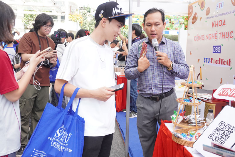 Học sinh hào hứng với chương trình Một ngày làm sinh viên STU