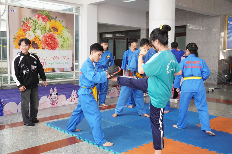 Học sinh hào hứng với chương trình Một ngày làm sinh viên STU