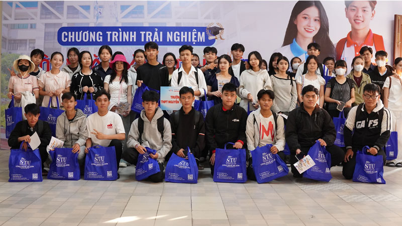 Học sinh hào hứng với chương trình Một ngày làm sinh viên STU