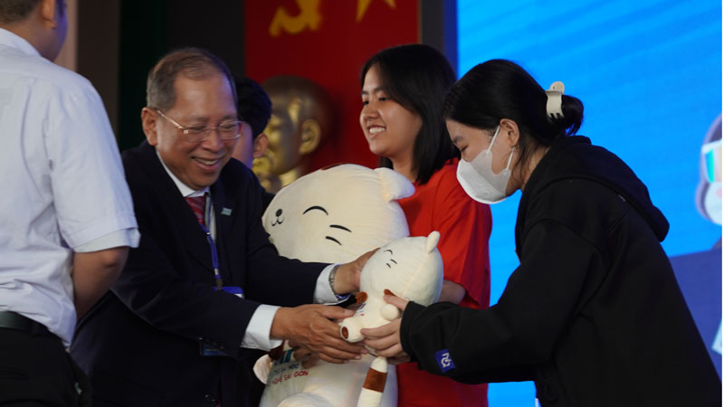 Học sinh hào hứng với chương trình Một ngày làm sinh viên STU