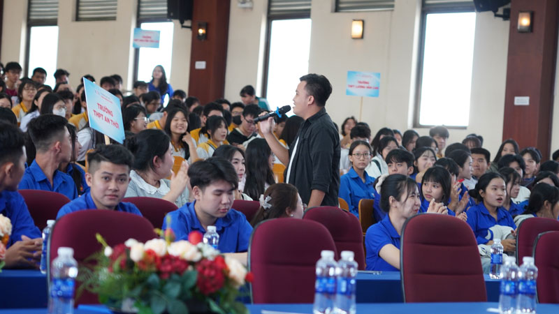 Học sinh hào hứng với chương trình Một ngày làm sinh viên STU